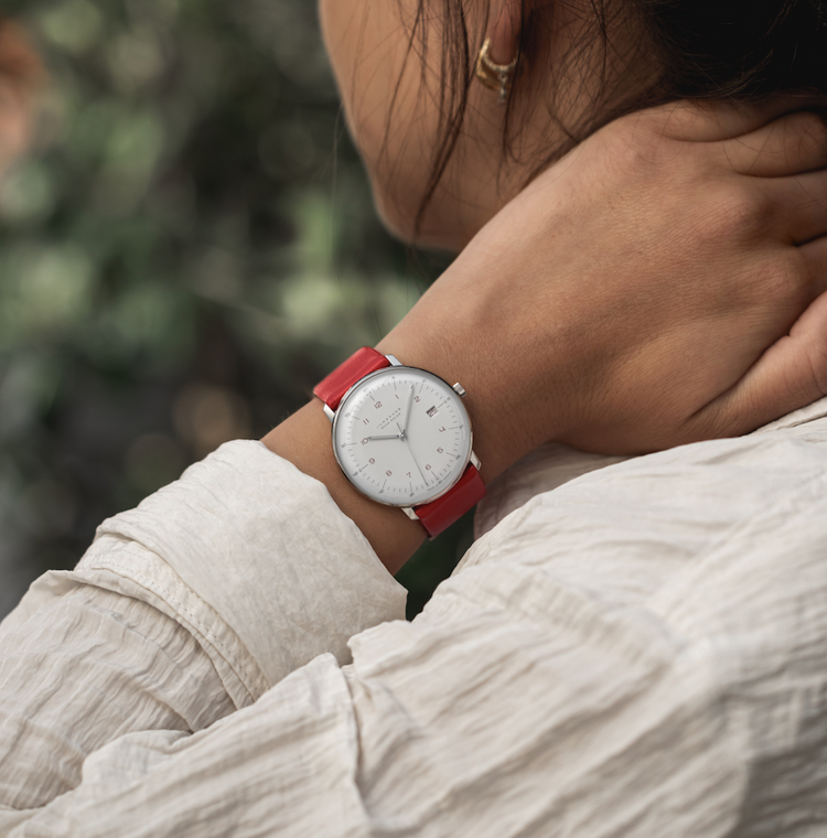 The Max Bill MEGA Solar watch embodies the essence of visual sustainability, a concept cherished by designer Max Bill. This timepiece seamlessly integrates energetic sustainability with its highly efficient app-connected radio system, drawing power from the sun.